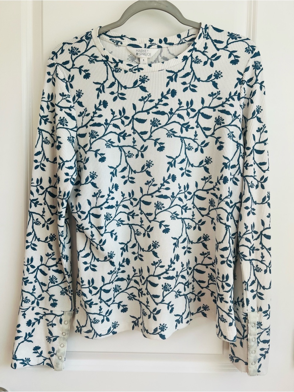 Market & Spruce Cream Thermal Top with Blue Floral Print Like New